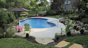 Freeform-Vinyl-Liner-Pool-with-Concrete-Decking