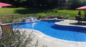 Freeform-vinyl-pool-with-sheer-descent